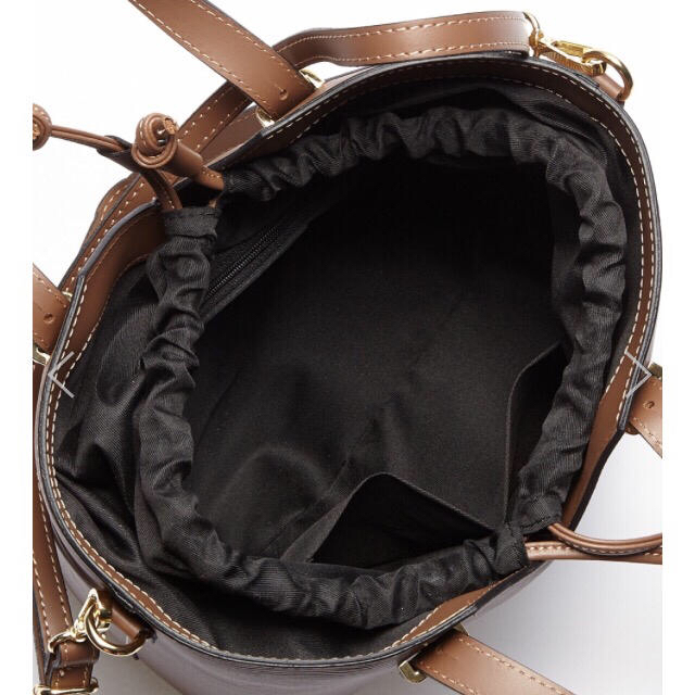 ☆新品☆MODE FOURRURE イタリア製 V字カット巾着型バッグ ブラック レディースのバッグ(ハンドバッグ)の商品写真
