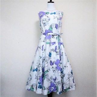 ローラアシュレイ(LAURA ASHLEY)の【ローラアシュレイ】花蝶柄リネンフレアワンピース白/共布リボン付きXL(ロングワンピース/マキシワンピース)