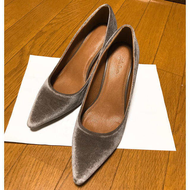Mila Owen(ミラオーウェン)のポインテッドベロアパンプス レディースの靴/シューズ(ハイヒール/パンプス)の商品写真