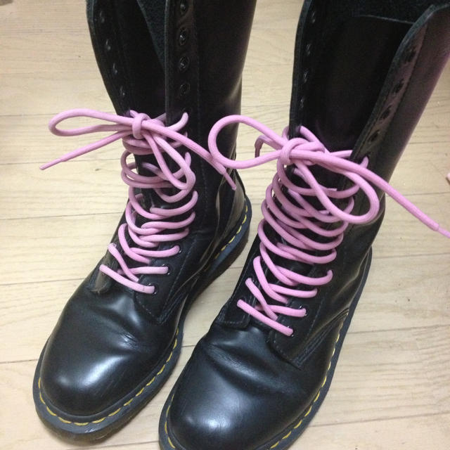 Dr.Martens(ドクターマーチン)のマーチン 黒×ピンク ロングブーツ レディースの靴/シューズ(ブーツ)の商品写真