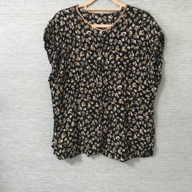 Lochie(ロキエ)の古着 花柄シャツ レディースのトップス(シャツ/ブラウス(半袖/袖なし))の商品写真