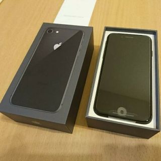 アイフォーン(iPhone)のau iPhone8 64G スペースグレイ　SIMロック解除済み(スマートフォン本体)