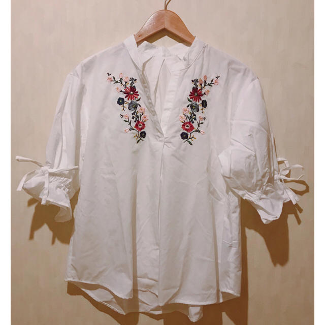 フラワー刺繍 ブラウス シャツ スキッパー キャンディスリーブ 白 花柄 花刺繍 | フリマアプリ ラクマ