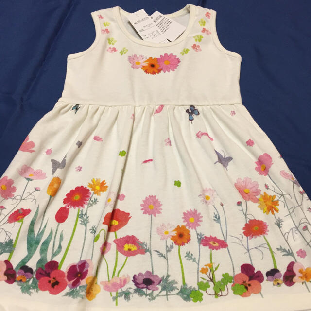 新品☆ 花柄ワンピース キッズ/ベビー/マタニティのキッズ服女の子用(90cm~)(ワンピース)の商品写真