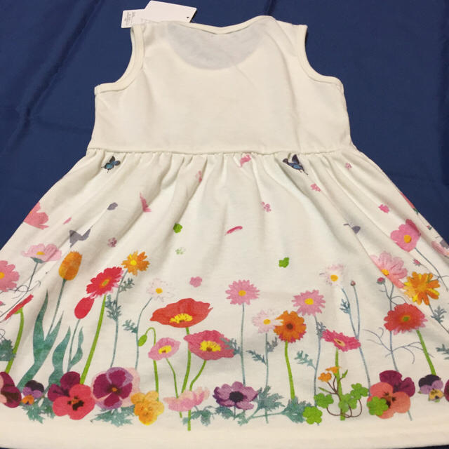 新品☆ 花柄ワンピース キッズ/ベビー/マタニティのキッズ服女の子用(90cm~)(ワンピース)の商品写真