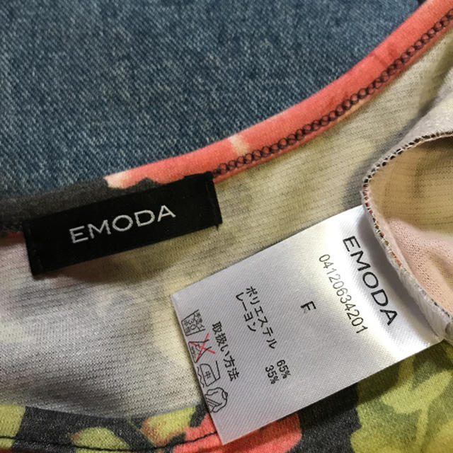 EMODA(エモダ)のなっぽん様専用♡EMODA♡ショート丈フラワーTシャツ2点セット レディースのトップス(Tシャツ(半袖/袖なし))の商品写真