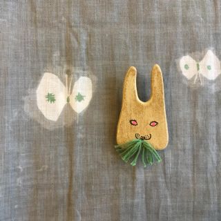 ミナペルホネン(mina perhonen)のうさバック風ブローチ  ミナペルホネン ハンドメイド(ブローチ/コサージュ)