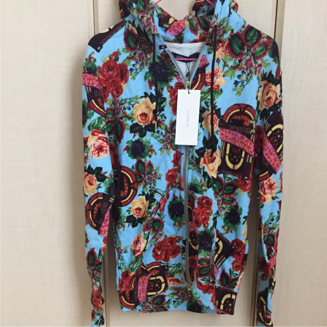 JOYRICH(ジョイリッチ)の送料込み！ 新品 JOY RICH 花柄 パーカー レディースのトップス(パーカー)の商品写真