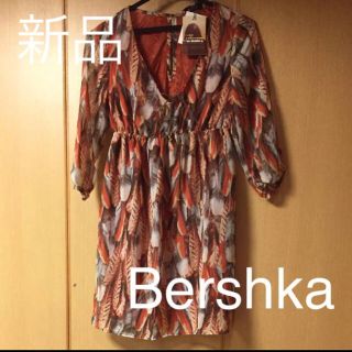 ベルシュカ(Bershka)の【新品・タグ付き】Bershkaベルシュカ フェザー柄ワンピース(ミニワンピース)