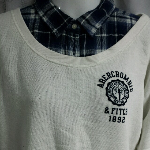 Abercrombie&Fitch(アバクロンビーアンドフィッチ)のアバクロ ショート丈トレーナ レディースのトップス(トレーナー/スウェット)の商品写真