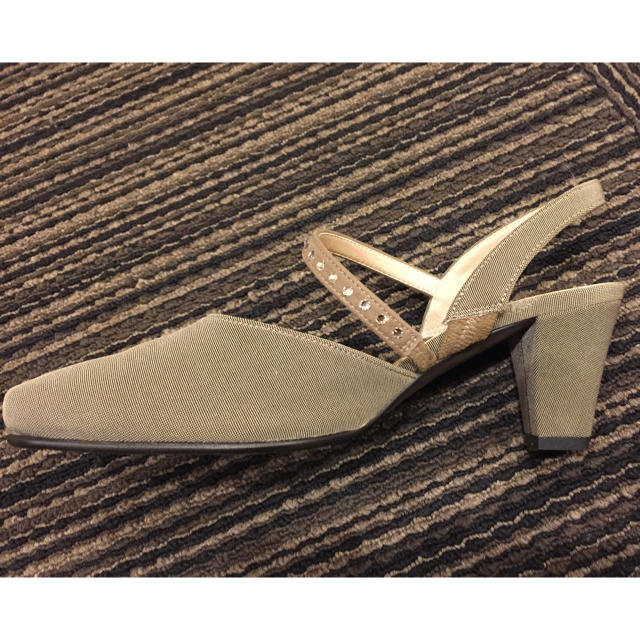 t.inaba ラインストーン付きパンプス(グレージュ) レディースの靴/シューズ(ハイヒール/パンプス)の商品写真