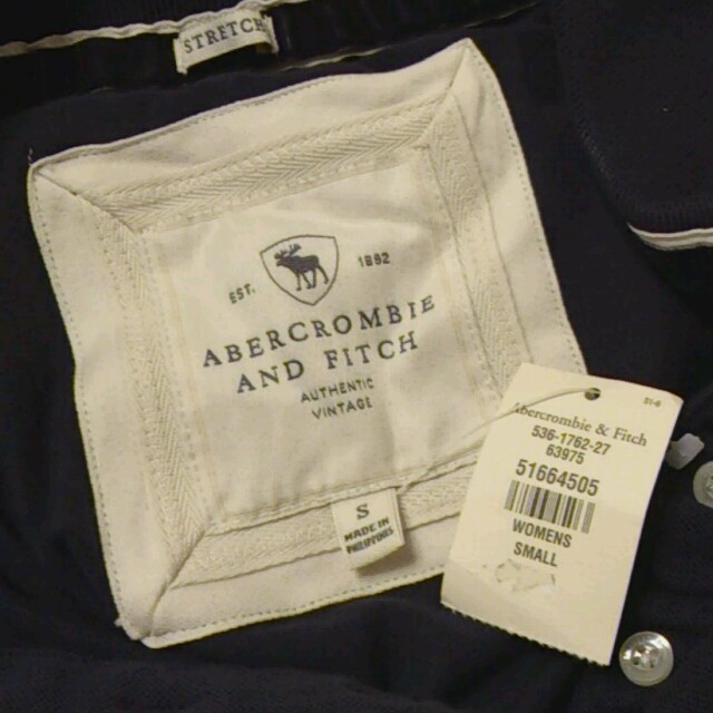 Abercrombie&Fitch(アバクロンビーアンドフィッチ)の★未使用★アバクロ★紺ポロ(Ｓサイズ) レディースのトップス(ポロシャツ)の商品写真