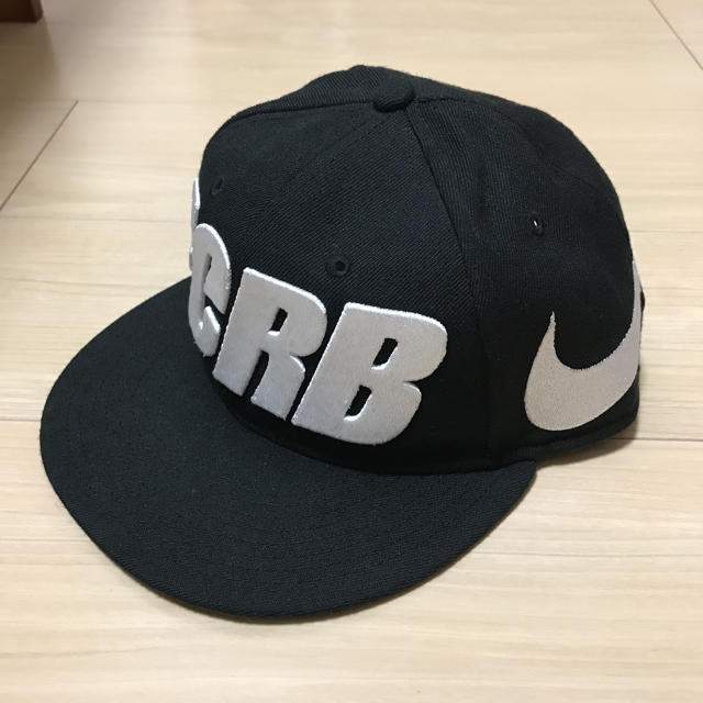 F.C.R.B.(エフシーアールビー)のシャア様専用【希少モデル】FCRB NIKE ベースボール CAP メンズの帽子(キャップ)の商品写真