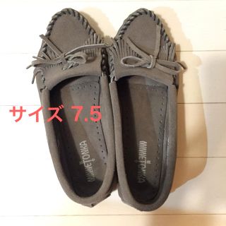 ミネトンカ(Minnetonka)のMINNETONKA グレー サイズ7.5(スリッポン/モカシン)