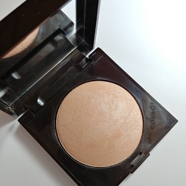 laura mercier(ローラメルシエ)のマットラディアンスベイクドパウダー 01 コスメ/美容のベースメイク/化粧品(フェイスカラー)の商品写真