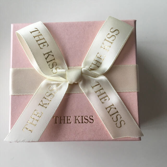 THE KISS(ザキッス)の未使用でプレゼント用リボン付きです。箱の状態もいいのでプレゼントとしても最適 レディースのアクセサリー(ネックレス)の商品写真