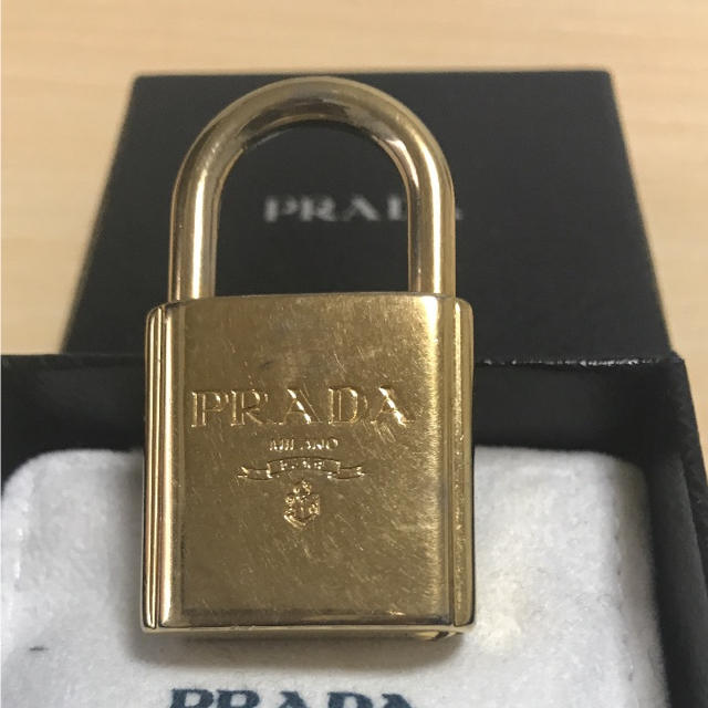 PRADA(プラダ)のプラダ キーリング 南京錠タイプ メンズのアクセサリー(その他)の商品写真