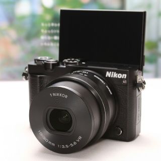 ニコン(Nikon)の✨超美品✨Wi-Fi搭載＆自撮りミラーレス一眼☆Nikon 1 J5 ブラック(ミラーレス一眼)