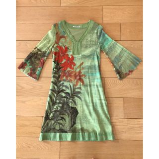 ヴィヴィアンタム(VIVIENNE TAM)の美品★VIVIENNE TAM刺繍ワンピース(ひざ丈ワンピース)