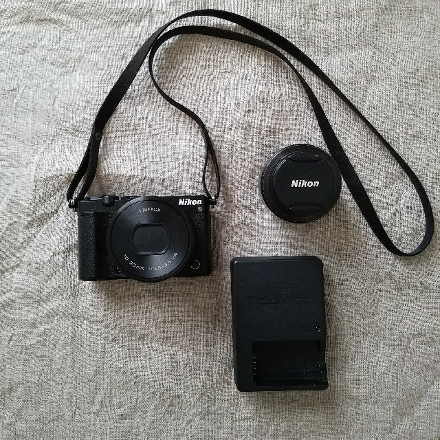 Nikon(ニコン)の【ゆう様専用】Nikon1  j5  ダブルレンズキット　ブラック スマホ/家電/カメラのカメラ(ミラーレス一眼)の商品写真