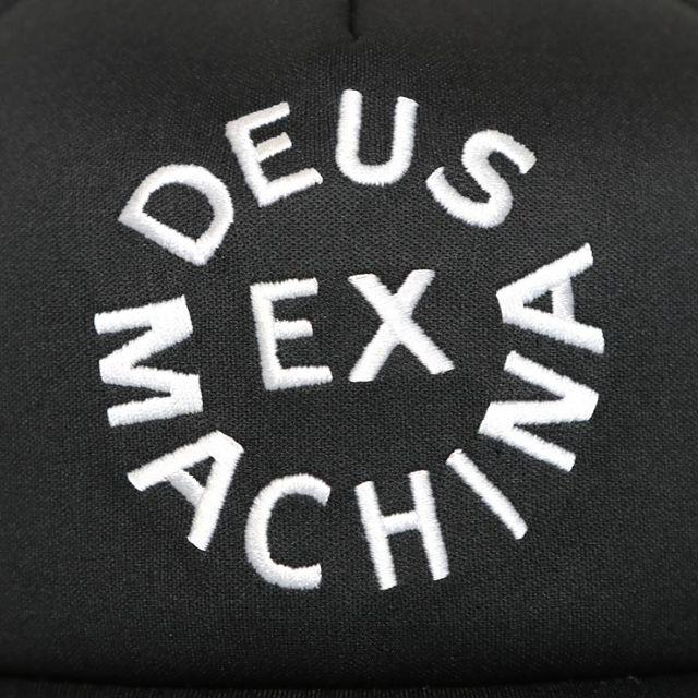 Deus ex Machina(デウスエクスマキナ)のデウスエクスマキナ CIRCLE LOGO TRUCKER CAP メンズの帽子(キャップ)の商品写真