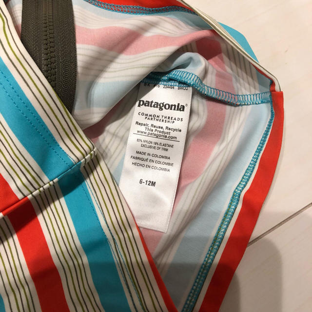 patagonia(パタゴニア)の新品未使用 パタゴニア ラッシュガード 6-12M 水着 ロキシー キッズ/ベビー/マタニティのベビー服(~85cm)(水着)の商品写真