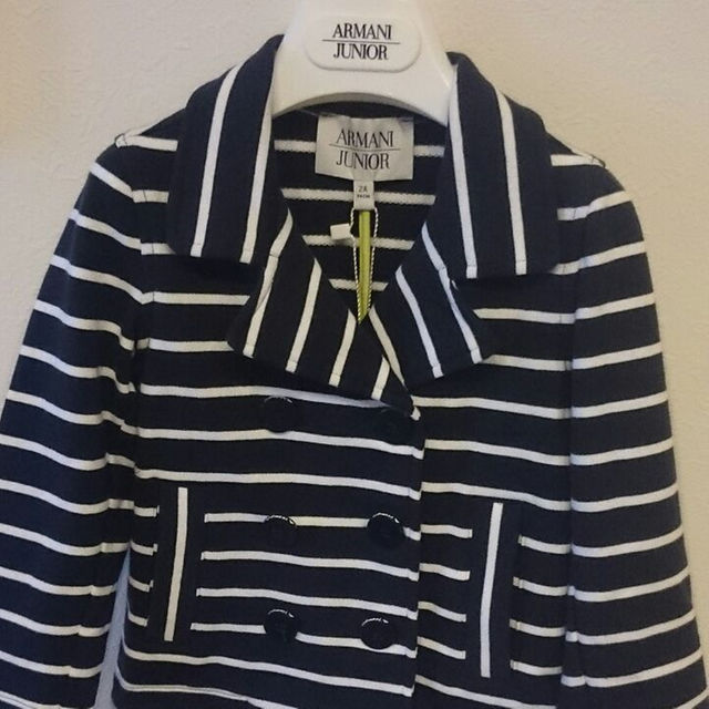 ARMANI JUNIOR(アルマーニ ジュニア)の売り切り、アルマーニジュニア、ダブルコート100cmオシャレ着にピッタリ✨ キッズ/ベビー/マタニティのキッズ服女の子用(90cm~)(ジャケット/上着)の商品写真