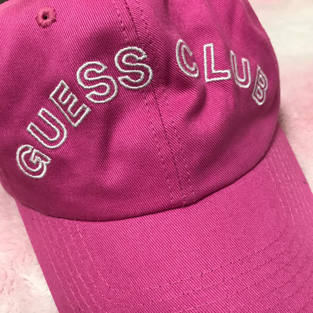 GUESS(ゲス)のGUESS ピンク キャップ レディースの帽子(キャップ)の商品写真