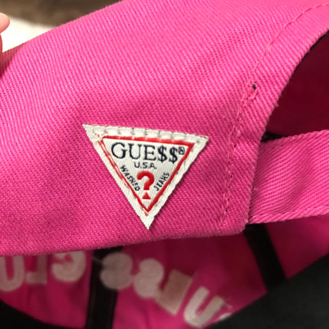 GUESS(ゲス)のGUESS ピンク キャップ レディースの帽子(キャップ)の商品写真