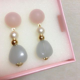 ①ペールカラーピアス(ピアス)