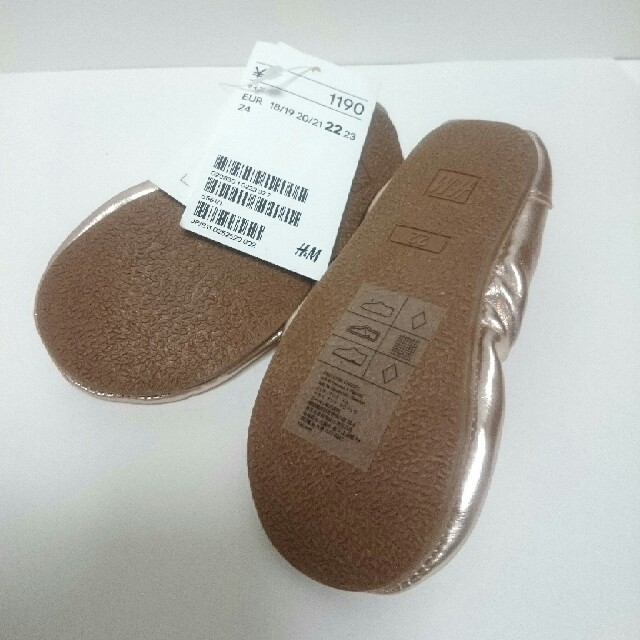 babyGAP(ベビーギャップ)のピンクゴールド未使用バレエシューズフラットシューズ13.5 キッズ/ベビー/マタニティのベビー靴/シューズ(~14cm)(フラットシューズ)の商品写真