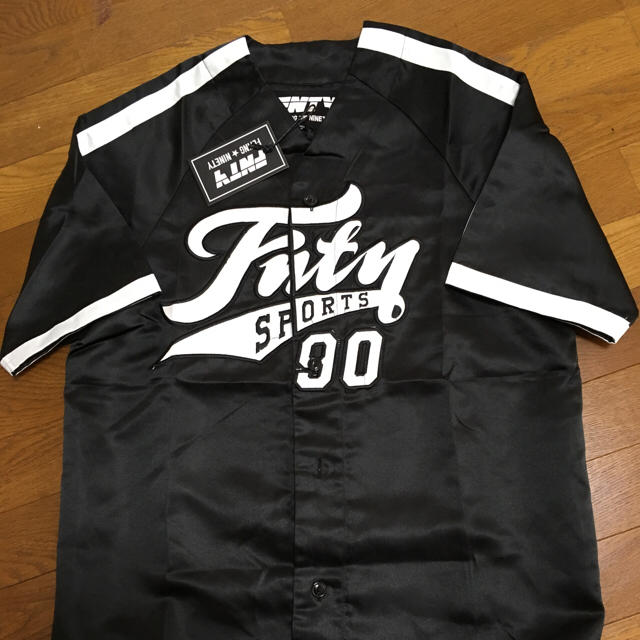 新品、タグ付き FNTY フライングナインティ サテン ベースボールシャツ 白黒 メンズのトップス(シャツ)の商品写真