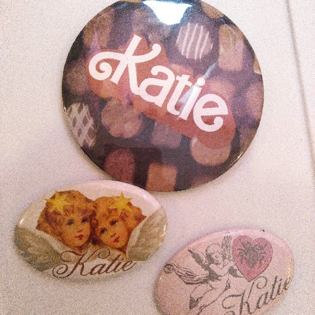 Katie(ケイティー)のKatie 缶バッジ3点セット レディースのファッション小物(その他)の商品写真