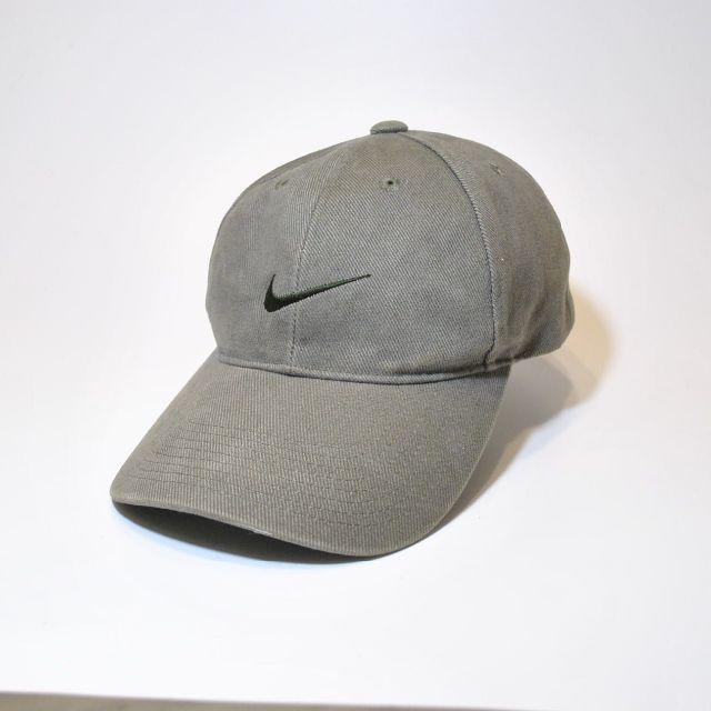 NIKE(ナイキ)のG301 中古 ナイキ NIKE ロゴ入り ワンポイント キャップ グレー メンズの帽子(キャップ)の商品写真