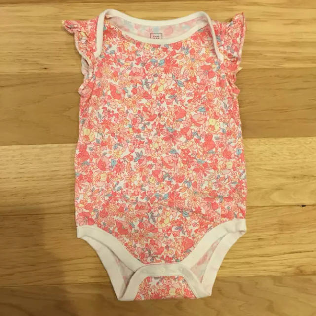 babyGAP(ベビーギャップ)のbaby gap  ロンパース  花柄 ピンク 6-12m 70㎝ キッズ/ベビー/マタニティのベビー服(~85cm)(ロンパース)の商品写真