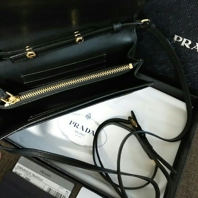 PRADA(プラダ)のプラダ PRADA ショルダーストラップ付き ウォレット レディースのファッション小物(財布)の商品写真