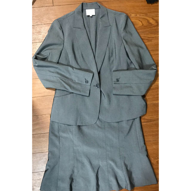 EMMAJAMES(エマジェイム)のスーツ 15号 リクルート 行事 グレー 新品 未着用 レディースのフォーマル/ドレス(スーツ)の商品写真