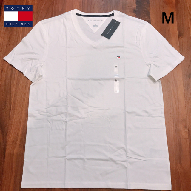 TOMMY HILFIGER(トミーヒルフィガー)のTOMMY　HILFIGER　ホワイトワンポイントVネックTシャツ　（M）新品 メンズのトップス(Tシャツ/カットソー(半袖/袖なし))の商品写真