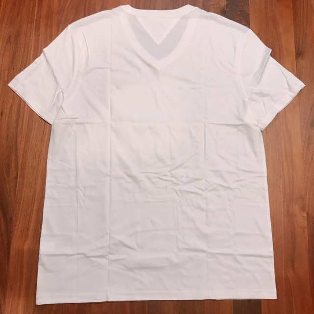 TOMMY HILFIGER(トミーヒルフィガー)のTOMMY　HILFIGER　ホワイトワンポイントVネックTシャツ　（M）新品 メンズのトップス(Tシャツ/カットソー(半袖/袖なし))の商品写真
