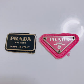 プラダ(PRADA)のPRADA プラダ バッグのタグ 黒 ピンク デコ パーツ(ハンドバッグ)