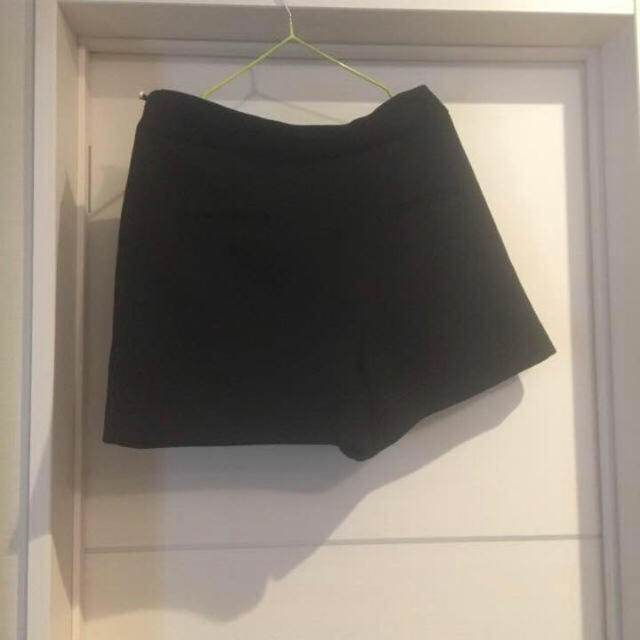 ZARA(ザラ)のZARA ショートパンツ 黒 ブラック Lサイズ レディースのパンツ(ショートパンツ)の商品写真