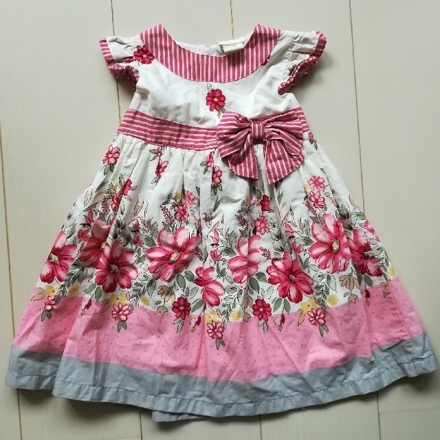 LAURA ASHLEY(ローラアシュレイ)のローラ・アシュレイ 90　ワンピース　花柄 キッズ/ベビー/マタニティのキッズ服女の子用(90cm~)(ワンピース)の商品写真