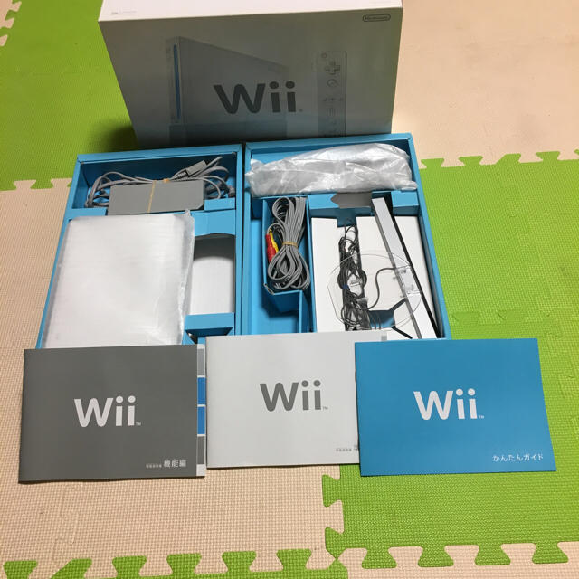 Wii(ウィー)の「値下げしました」wii本体 ウィー  マリオカート  リモコン充電器付き エンタメ/ホビーのゲームソフト/ゲーム機本体(家庭用ゲーム機本体)の商品写真