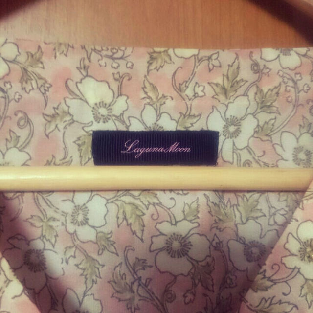 LagunaMoon(ラグナムーン)の値下げ⭐ﾗｸﾞﾅﾑｰﾝ lagnamoon 花柄ﾍﾞﾙｽﾘｰﾌﾞﾁｭﾆｯｸ 美品 レディースのトップス(チュニック)の商品写真