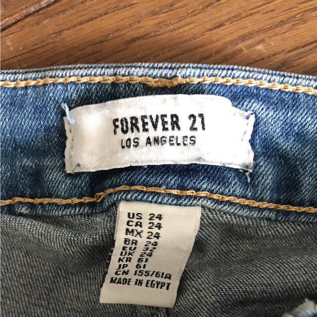 FOREVER 21(フォーエバートゥエンティーワン)のForever21 ダメージジーンズ レディースのパンツ(デニム/ジーンズ)の商品写真