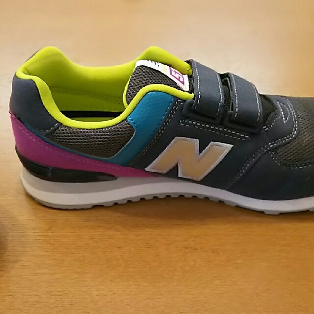 New Balance(ニューバランス)のニューバランス濃いグレー23㎝スニーカー キッズ/ベビー/マタニティのベビー靴/シューズ(~14cm)(スニーカー)の商品写真