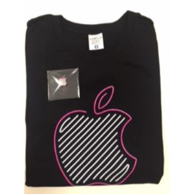 Apple(アップル)のApple store 新宿ノベルティ Ｔシャツ＆ピンバッジ　 エンタメ/ホビーのコレクション(ノベルティグッズ)の商品写真