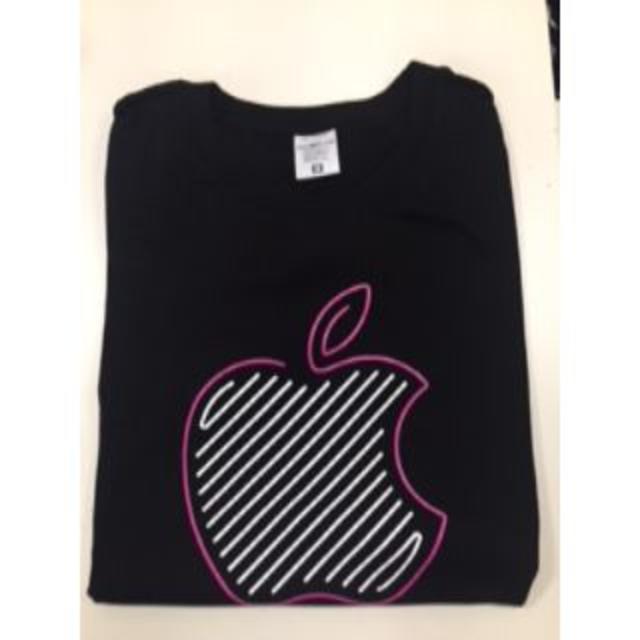 Apple(アップル)のApple store 新宿ノベルティ Ｔシャツ＆ピンバッジ　 エンタメ/ホビーのコレクション(ノベルティグッズ)の商品写真