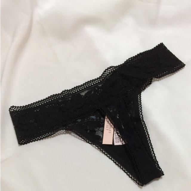 Victoria's Secret(ヴィクトリアズシークレット)のレースＴバック グラフィックブラック レディースの下着/アンダーウェア(ショーツ)の商品写真