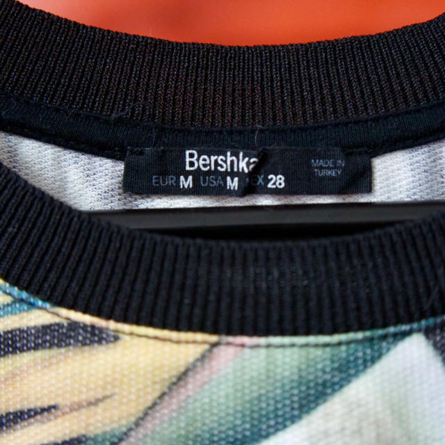 Bershka(ベルシュカ)のベルシュカ ボタニカル柄 Tシャツ レディースのトップス(Tシャツ(半袖/袖なし))の商品写真